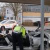Am Samstagmorgen sind auf der Ulmer Straße / Ravensburger Straße in Ravensburg zwei Autos zusammengestoßen. Eines der beiden Autos, ein BMW, kam daraufhin von der Straße ab, überfuhr den Fußweg, riss einen Wasserhydranten aus der Verankerung und beschädigte das Dach eines Zweirad-Parkplatzes an der Gewerbeschule. Durch die Wucht der Kollisionen ließ sich keine der Fahrzeugtüren am BMW mehr öffnen. Die Feuerwehr musste den Mann aus seinem Fahrzeug bergen.
Gesamtschaden: 127.000 Euro!Beide Fahrer waren alleine im Auto unterwegs, beide erlitten nach bisherigem Stand nur leichte Verletzungen. Am Wasserhydrant entstand Schaden von 3000 Euro, am Dach der Zweiradabstellplätze von 100.000 Euro, am Nissan 20.000 Euro und am BMW 4.000 Euro.Verkehrsbehinderungen an der UnfallstelleZur Absicherung der Unfallstelle, zur Bergung der Fahrzeuge und zur Unfallaufnahme musste der Verkehr im Bereich der Unfallstelle durch die Polizei längere Zeit umgeleitet werden. Es kam zu Verkehrsbeeinträchtigungen. Neben der Polizei waren mehrere Rettungswägen und die Feuerwehr im Einsatz. Die Ermittlungen der Polizei zur Unfallursache dauern an.