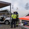 Am Samstagmorgen sind auf der Ulmer Straße / Ravensburger Straße in Ravensburg zwei Autos zusammengestoßen. Eines der beiden Autos, ein BMW, kam daraufhin von der Straße ab, überfuhr den Fußweg, riss einen Wasserhydranten aus der Verankerung und beschädigte das Dach eines Zweirad-Parkplatzes an der Gewerbeschule. Durch die Wucht der Kollisionen ließ sich keine der Fahrzeugtüren am BMW mehr öffnen. Die Feuerwehr musste den Mann aus seinem Fahrzeug bergen.
Gesamtschaden: 127.000 Euro!Beide Fahrer waren alleine im Auto unterwegs, beide erlitten nach bisherigem Stand nur leichte Verletzungen. Am Wasserhydrant entstand Schaden von 3000 Euro, am Dach der Zweiradabstellplätze von 100.000 Euro, am Nissan 20.000 Euro und am BMW 4.000 Euro.Verkehrsbehinderungen an der UnfallstelleZur Absicherung der Unfallstelle, zur Bergung der Fahrzeuge und zur Unfallaufnahme musste der Verkehr im Bereich der Unfallstelle durch die Polizei längere Zeit umgeleitet werden. Es kam zu Verkehrsbeeinträchtigungen. Neben der Polizei waren mehrere Rettungswägen und die Feuerwehr im Einsatz. Die Ermittlungen der Polizei zur Unfallursache dauern an.