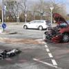 Am Samstagmorgen sind auf der Ulmer Straße / Ravensburger Straße in Ravensburg zwei Autos zusammengestoßen. Eines der beiden Autos, ein BMW, kam daraufhin von der Straße ab, überfuhr den Fußweg, riss einen Wasserhydranten aus der Verankerung und beschädigte das Dach eines Zweirad-Parkplatzes an der Gewerbeschule. Durch die Wucht der Kollisionen ließ sich keine der Fahrzeugtüren am BMW mehr öffnen. Die Feuerwehr musste den Mann aus seinem Fahrzeug bergen.
Gesamtschaden: 127.000 Euro!Beide Fahrer waren alleine im Auto unterwegs, beide erlitten nach bisherigem Stand nur leichte Verletzungen. Am Wasserhydrant entstand Schaden von 3000 Euro, am Dach der Zweiradabstellplätze von 100.000 Euro, am Nissan 20.000 Euro und am BMW 4.000 Euro.Verkehrsbehinderungen an der UnfallstelleZur Absicherung der Unfallstelle, zur Bergung der Fahrzeuge und zur Unfallaufnahme musste der Verkehr im Bereich der Unfallstelle durch die Polizei längere Zeit umgeleitet werden. Es kam zu Verkehrsbeeinträchtigungen. Neben der Polizei waren mehrere Rettungswägen und die Feuerwehr im Einsatz. Die Ermittlungen der Polizei zur Unfallursache dauern an.