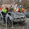 Am Samstagmorgen sind auf der Ulmer Straße / Ravensburger Straße in Ravensburg zwei Autos zusammengestoßen. Eines der beiden Autos, ein BMW, kam daraufhin von der Straße ab, überfuhr den Fußweg, riss einen Wasserhydranten aus der Verankerung und beschädigte das Dach eines Zweirad-Parkplatzes an der Gewerbeschule. Durch die Wucht der Kollisionen ließ sich keine der Fahrzeugtüren am BMW mehr öffnen. Die Feuerwehr musste den Mann aus seinem Fahrzeug bergen.
Gesamtschaden: 127.000 Euro!Beide Fahrer waren alleine im Auto unterwegs, beide erlitten nach bisherigem Stand nur leichte Verletzungen. Am Wasserhydrant entstand Schaden von 3000 Euro, am Dach der Zweiradabstellplätze von 100.000 Euro, am Nissan 20.000 Euro und am BMW 4.000 Euro.Verkehrsbehinderungen an der UnfallstelleZur Absicherung der Unfallstelle, zur Bergung der Fahrzeuge und zur Unfallaufnahme musste der Verkehr im Bereich der Unfallstelle durch die Polizei längere Zeit umgeleitet werden. Es kam zu Verkehrsbeeinträchtigungen. Neben der Polizei waren mehrere Rettungswägen und die Feuerwehr im Einsatz. Die Ermittlungen der Polizei zur Unfallursache dauern an.