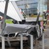 Am Samstagmorgen sind auf der Ulmer Straße / Ravensburger Straße in Ravensburg zwei Autos zusammengestoßen. Eines der beiden Autos, ein BMW, kam daraufhin von der Straße ab, überfuhr den Fußweg, riss einen Wasserhydranten aus der Verankerung und beschädigte das Dach eines Zweirad-Parkplatzes an der Gewerbeschule. Durch die Wucht der Kollisionen ließ sich keine der Fahrzeugtüren am BMW mehr öffnen. Die Feuerwehr musste den Mann aus seinem Fahrzeug bergen.
Gesamtschaden: 127.000 Euro!Beide Fahrer waren alleine im Auto unterwegs, beide erlitten nach bisherigem Stand nur leichte Verletzungen. Am Wasserhydrant entstand Schaden von 3000 Euro, am Dach der Zweiradabstellplätze von 100.000 Euro, am Nissan 20.000 Euro und am BMW 4.000 Euro.Verkehrsbehinderungen an der UnfallstelleZur Absicherung der Unfallstelle, zur Bergung der Fahrzeuge und zur Unfallaufnahme musste der Verkehr im Bereich der Unfallstelle durch die Polizei längere Zeit umgeleitet werden. Es kam zu Verkehrsbeeinträchtigungen. Neben der Polizei waren mehrere Rettungswägen und die Feuerwehr im Einsatz. Die Ermittlungen der Polizei zur Unfallursache dauern an.