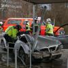 Am Samstagmorgen sind auf der Ulmer Straße / Ravensburger Straße in Ravensburg zwei Autos zusammengestoßen. Eines der beiden Autos, ein BMW, kam daraufhin von der Straße ab, überfuhr den Fußweg, riss einen Wasserhydranten aus der Verankerung und beschädigte das Dach eines Zweirad-Parkplatzes an der Gewerbeschule. Durch die Wucht der Kollisionen ließ sich keine der Fahrzeugtüren am BMW mehr öffnen. Die Feuerwehr musste den Mann aus seinem Fahrzeug bergen.
Gesamtschaden: 127.000 Euro!Beide Fahrer waren alleine im Auto unterwegs, beide erlitten nach bisherigem Stand nur leichte Verletzungen. Am Wasserhydrant entstand Schaden von 3000 Euro, am Dach der Zweiradabstellplätze von 100.000 Euro, am Nissan 20.000 Euro und am BMW 4.000 Euro.Verkehrsbehinderungen an der UnfallstelleZur Absicherung der Unfallstelle, zur Bergung der Fahrzeuge und zur Unfallaufnahme musste der Verkehr im Bereich der Unfallstelle durch die Polizei längere Zeit umgeleitet werden. Es kam zu Verkehrsbeeinträchtigungen. Neben der Polizei waren mehrere Rettungswägen und die Feuerwehr im Einsatz. Die Ermittlungen der Polizei zur Unfallursache dauern an.