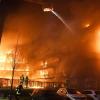 +++Update Montag, 11:00 Uhr+++Der Großbrand eines Wohnkomplexes in Essen ist nach Angaben der Feuerwehr am Montagvormittag noch immer nicht gelöscht. Im Inneren des Gebäudes gebe es wohl immer noch Brandnester, sagte ein Feuerwehrsprecher t-online zufolge. Eine Ausbreitung des Feuers auf andere Gebäude kann inzwischen allerdings ausgeschlossen werden. "Die massive Brandausbreitung hat alle Einsatzkräfte sehr überrascht", erklärte der Sprecher der Feuerwehr. So etwas habe man noch nie erlebt. Im Normalfall gebe es in modernen Gebäuden Brandsperren, so dass so etwas eigentlich nicht möglich sei. Es müsse untersucht werden, warum es in diesem Fall dennoch passieren konnte. Mehr als 150 Einsatzkräfte waren in der Spitze vor Ort.Bezugsmeldung:Im Westviertel von Essen ist in der Nacht zum Montag ein kompletter Wohnkomplex in Brand geraten. Das Ausmaß des Feuers ist noch nicht in vollem Umfang bekannt. Ebenso wie die Brandursache. Laut Feuerwehr war der Brand in der Früh noch nicht unter Kontrolle gebracht. 
[embedcode=6v96vbtlo73][/embedcode]"Noch nie da gewesener Brand"Insgesamt sind laut einer Meldung des WDR 50 Wohneinheiten auf vier Etagen und etwa 100 Menschen von dem Feuer betroffen. Die Feuerwehr spricht dem Bericht zufolge von einem "noch nie da gewesenen Brand". Ein Sprecher der Feuerwehr sagte: "Es wurden alle verfügbaren Berufsfeuerwehren alarmiert". Die Gebäude seien evakuiert worden. Ob es Verletzte oder Tote gibt, ist noch nicht bekannt. Nach ersten Angaben des WDR wurden bei drei Bewohnern Rauchgasvergiftungen festgestellt.