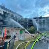 +++Update Montag, 11:00 Uhr+++Der Großbrand eines Wohnkomplexes in Essen ist nach Angaben der Feuerwehr am Montagvormittag noch immer nicht gelöscht. Im Inneren des Gebäudes gebe es wohl immer noch Brandnester, sagte ein Feuerwehrsprecher t-online zufolge. Eine Ausbreitung des Feuers auf andere Gebäude kann inzwischen allerdings ausgeschlossen werden. "Die massive Brandausbreitung hat alle Einsatzkräfte sehr überrascht", erklärte der Sprecher der Feuerwehr. So etwas habe man noch nie erlebt. Im Normalfall gebe es in modernen Gebäuden Brandsperren, so dass so etwas eigentlich nicht möglich sei. Es müsse untersucht werden, warum es in diesem Fall dennoch passieren konnte. Mehr als 150 Einsatzkräfte waren in der Spitze vor Ort.Bezugsmeldung:Im Westviertel von Essen ist in der Nacht zum Montag ein kompletter Wohnkomplex in Brand geraten. Das Ausmaß des Feuers ist noch nicht in vollem Umfang bekannt. Ebenso wie die Brandursache. Laut Feuerwehr war der Brand in der Früh noch nicht unter Kontrolle gebracht. 
[embedcode=6v96vbtlo73][/embedcode]"Noch nie da gewesener Brand"Insgesamt sind laut einer Meldung des WDR 50 Wohneinheiten auf vier Etagen und etwa 100 Menschen von dem Feuer betroffen. Die Feuerwehr spricht dem Bericht zufolge von einem "noch nie da gewesenen Brand". Ein Sprecher der Feuerwehr sagte: "Es wurden alle verfügbaren Berufsfeuerwehren alarmiert". Die Gebäude seien evakuiert worden. Ob es Verletzte oder Tote gibt, ist noch nicht bekannt. Nach ersten Angaben des WDR wurden bei drei Bewohnern Rauchgasvergiftungen festgestellt.