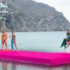 In der vierten Folge steht den Kandidatinnen bei Germany's Next Topmodel einiges bevor. Am Donnerstagabend müssen sie unter anderem einen ziemlich wackeligen Catwalk meistern. Ein falscher Schritt und die angehenden Topmodels landen im kalten Mittelmeer. Unter ihnen ist auch die 19-jährige Laura W. aus Günzach, die in dieser Woche einen ganz besonderen Tag erlebt. 
Ein Tag mit HeidiLaura ist eine von drei Models, die den in dieser Woche anstehenden Action-Videodreh besonders gut gemeistert haben. Zur Belohnung gibt es einen ganzen Tag mit Model-Mama Heidi Klum. Bei landestypischen Mahlzeiten, Weinblattrollen und Kaffeesatz lesen gibt Heidi wertvolle Insights in die Welt der Topmodels. Dabei erzählt sie von den Meilensteinen ihrer Karriere und gibt ihnen wertvolle Tipps mit auf den Weg. Laura kann ihr Glück kaum fassen: "Es war auf jeden Fall aufregend mit Heidi zusammen zu essen und einfach mal ganz offen mit ihr sprechen zu können. Sie so hautnah zu erleben. Schon krass."Floating Catwalk als HerausforderungFür den Elimination-Walk erwartet die Kandidatinnen mitten in einer der schönsten Buchten von Mykonos ein knallpinker Catwalk. Die Outfits, Bikinis mit aufgestickten Augen, sind mindestens genauso knallig. Am Ende des Floating Catwalks warten dann Heidi Klum (48) und ihre Gastjurorin, Jasmin Sanders, auch als "Golden Barbie" bekannt. In Dreiergruppen müssen die Kandidatinnen einen sicheren Tritt, Teamwork und ein gutes Gleichgewicht beweisen. Für Günzacherin Laura (19) eine klare Sache: "Ich glaube, dass Heidi sehen möchte, wie wir als Gruppe interagieren. Und auch wenn es wackelt, im Gesicht straight zu bleiben."