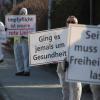 Knapp 30 Corona-Impfgegner haben am Freitagnachmittag an der "Schild-Bürger-Aktion" in Sonthofen teilgenommen. Die Teilnehmer versammelten sich entlang der Freibadstraße. In weißen Anzügen und mit Schildern in der Hand wollten sie darauf aufmerksam machen, dass sie unter anderem gegen die Corona-Impfung, eine Corona-Impfpflicht und Corona-Maßnahmen sind. Waren es im Januar noch knapp 100 Teilnehmer in Immenstadt, sind die Demonstranten mittlerweile auf ca. 30 Teilnehmer geschrumpft.