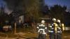 Am Sonntag gegen 17 Uhr geriet ein Einfamilienhaus in Oberostendorf in Vollbrand. Die Bewohner hatten laut Polizei einen lauten Knall aus dem Keller gehört. Als sie nachschauten, war das Untergeschoss bereits stark verraucht. Die Bewohner konnten sich in Sicherheit bringen und alarmierten die Feuerwehr. 
400.000 Euro SachschadenAls die Einsatzkräfte wenig später eintrafen, stand das Haus bereits im Vollbrand. Mit 150 Einsatzkräften von neun Ortsfeuerwehren gelang es schlussendlich, das Feuer zu löschen. Das Haus wurde durch den Brand allerdings stark beschädigt. Nach jetzigem Kenntnisstand wurde bei dem Brand niemand verletzt. Die Bewohner wurden zur Abklärung einer möglichen Rauchgasintoxikation durch die acht Kräfte des Rettungsdienstes in das Krankenhaus gebracht. Der Sachschaden wird auf etwa 400.000 Euro geschätzt.

 Ersten Erkenntnissen zufolge könnte ein technischer Defekt an der Zentralheizung das Feuer verursacht haben. Die ersten Ermittlungen zur Brandursache wurden vor Ort durch den Kriminaldauerdienst Memmingen übernommen.
[video]https://www.youtube.com/watch?v=mr6ZVIMpu6g[/video]