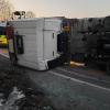Am Freitagabend ist der Lkw eines 57-Jährigen zwischen Kempten und Buchenberg umgekippt. Nach Angaben der Polizei verlor der Mann in einer scharfen Rechtskurve die Kontrolle über das Fahrzeug und kippte auf die linke Seite. Eine mögliche Unfallursache könnte ein technischer Defekt vom Kipper beziehungsweise ein Bedienungsfehler vom Fahrer sein. Das muss allerdings noch geklärt werden.

Zur Bergung und Abschleppung des Lkws wurde eine Abschleppfirma beauftragt, die mit Kran und weiteren technischen Hilfen vor Ort war. Die Bergung dauerte etwa drei Stunden, wobei die Staatsstraße währenddessen gesperrt wurde. Der Sachschaden am Lkw wird auf etwa 30.000 Euro geschätzt. Verletzt wurde niemand.