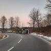 Am Freitagabend ist der Lkw eines 57-Jährigen zwischen Kempten und Buchenberg umgekippt. Nach Angaben der Polizei verlor der Mann in einer scharfen Rechtskurve die Kontrolle über das Fahrzeug und kippte auf die linke Seite. Eine mögliche Unfallursache könnte ein technischer Defekt vom Kipper beziehungsweise ein Bedienungsfehler vom Fahrer sein. Das muss allerdings noch geklärt werden.

Zur Bergung und Abschleppung des Lkws wurde eine Abschleppfirma beauftragt, die mit Kran und weiteren technischen Hilfen vor Ort war. Die Bergung dauerte etwa drei Stunden, wobei die Staatsstraße währenddessen gesperrt wurde. Der Sachschaden am Lkw wird auf etwa 30.000 Euro geschätzt. Verletzt wurde niemand.