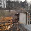 Am Freitagabend ist der Lkw eines 57-Jährigen zwischen Kempten und Buchenberg umgekippt. Nach Angaben der Polizei verlor der Mann in einer scharfen Rechtskurve die Kontrolle über das Fahrzeug und kippte auf die linke Seite. Eine mögliche Unfallursache könnte ein technischer Defekt vom Kipper beziehungsweise ein Bedienungsfehler vom Fahrer sein. Das muss allerdings noch geklärt werden.

Zur Bergung und Abschleppung des Lkws wurde eine Abschleppfirma beauftragt, die mit Kran und weiteren technischen Hilfen vor Ort war. Die Bergung dauerte etwa drei Stunden, wobei die Staatsstraße währenddessen gesperrt wurde. Der Sachschaden am Lkw wird auf etwa 30.000 Euro geschätzt. Verletzt wurde niemand.