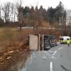 Am Freitagabend ist der Lkw eines 57-Jährigen zwischen Kempten und Buchenberg umgekippt. Nach Angaben der Polizei verlor der Mann in einer scharfen Rechtskurve die Kontrolle über das Fahrzeug und kippte auf die linke Seite. Eine mögliche Unfallursache könnte ein technischer Defekt vom Kipper beziehungsweise ein Bedienungsfehler vom Fahrer sein. Das muss allerdings noch geklärt werden.

Zur Bergung und Abschleppung des Lkws wurde eine Abschleppfirma beauftragt, die mit Kran und weiteren technischen Hilfen vor Ort war. Die Bergung dauerte etwa drei Stunden, wobei die Staatsstraße währenddessen gesperrt wurde. Der Sachschaden am Lkw wird auf etwa 30.000 Euro geschätzt. Verletzt wurde niemand.