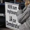 Knapp 30 Corona-Impfgegner haben am Freitagnachmittag an der "Schild-Bürger-Aktion" in Sonthofen teilgenommen. Die Teilnehmer versammelten sich entlang der Freibadstraße. In weißen Anzügen und mit Schildern in der Hand wollten sie darauf aufmerksam machen, dass sie unter anderem gegen die Corona-Impfung, eine Corona-Impfpflicht und Corona-Maßnahmen sind. Waren es im Januar noch knapp 100 Teilnehmer in Immenstadt, sind die Demonstranten mittlerweile auf ca. 30 Teilnehmer geschrumpft.