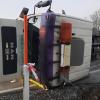 Am Freitagabend ist der Lkw eines 57-Jährigen zwischen Kempten und Buchenberg umgekippt. Nach Angaben der Polizei verlor der Mann in einer scharfen Rechtskurve die Kontrolle über das Fahrzeug und kippte auf die linke Seite. Eine mögliche Unfallursache könnte ein technischer Defekt vom Kipper beziehungsweise ein Bedienungsfehler vom Fahrer sein. Das muss allerdings noch geklärt werden.

Zur Bergung und Abschleppung des Lkws wurde eine Abschleppfirma beauftragt, die mit Kran und weiteren technischen Hilfen vor Ort war. Die Bergung dauerte etwa drei Stunden, wobei die Staatsstraße währenddessen gesperrt wurde. Der Sachschaden am Lkw wird auf etwa 30.000 Euro geschätzt. Verletzt wurde niemand.