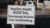 Knapp 30 Corona-Impfgegner haben am Freitagnachmittag an der "Schild-Bürger-Aktion" in Sonthofen teilgenommen. Die Teilnehmer versammelten sich entlang der Freibadstraße. In weißen Anzügen und mit Schildern in der Hand wollten sie darauf aufmerksam machen, dass sie unter anderem gegen die Corona-Impfung, eine Corona-Impfpflicht und Corona-Maßnahmen sind. Waren es im Januar noch knapp 100 Teilnehmer in Immenstadt, sind die Demonstranten mittlerweile auf ca. 30 Teilnehmer geschrumpft.