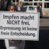 Knapp 30 Corona-Impfgegner haben am Freitagnachmittag an der "Schild-Bürger-Aktion" in Sonthofen teilgenommen. Die Teilnehmer versammelten sich entlang der Freibadstraße. In weißen Anzügen und mit Schildern in der Hand wollten sie darauf aufmerksam machen, dass sie unter anderem gegen die Corona-Impfung, eine Corona-Impfpflicht und Corona-Maßnahmen sind. Waren es im Januar noch knapp 100 Teilnehmer in Immenstadt, sind die Demonstranten mittlerweile auf ca. 30 Teilnehmer geschrumpft.