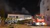 Am Sonntag gegen 17 Uhr geriet ein Einfamilienhaus in Oberostendorf in Vollbrand. Die Bewohner hatten laut Polizei einen lauten Knall aus dem Keller gehört. Als sie nachschauten, war das Untergeschoss bereits stark verraucht. Die Bewohner konnten sich in Sicherheit bringen und alarmierten die Feuerwehr. 
400.000 Euro SachschadenAls die Einsatzkräfte wenig später eintrafen, stand das Haus bereits im Vollbrand. Mit 150 Einsatzkräften von neun Ortsfeuerwehren gelang es schlussendlich, das Feuer zu löschen. Das Haus wurde durch den Brand allerdings stark beschädigt. Nach jetzigem Kenntnisstand wurde bei dem Brand niemand verletzt. Die Bewohner wurden zur Abklärung einer möglichen Rauchgasintoxikation durch die acht Kräfte des Rettungsdienstes in das Krankenhaus gebracht. Der Sachschaden wird auf etwa 400.000 Euro geschätzt.

 Ersten Erkenntnissen zufolge könnte ein technischer Defekt an der Zentralheizung das Feuer verursacht haben. Die ersten Ermittlungen zur Brandursache wurden vor Ort durch den Kriminaldauerdienst Memmingen übernommen.
[video]https://www.youtube.com/watch?v=mr6ZVIMpu6g[/video]