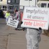 Knapp 30 Corona-Impfgegner haben am Freitagnachmittag an der "Schild-Bürger-Aktion" in Sonthofen teilgenommen. Die Teilnehmer versammelten sich entlang der Freibadstraße. In weißen Anzügen und mit Schildern in der Hand wollten sie darauf aufmerksam machen, dass sie unter anderem gegen die Corona-Impfung, eine Corona-Impfpflicht und Corona-Maßnahmen sind. Waren es im Januar noch knapp 100 Teilnehmer in Immenstadt, sind die Demonstranten mittlerweile auf ca. 30 Teilnehmer geschrumpft.