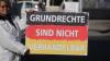 Knapp 30 Corona-Impfgegner haben am Freitagnachmittag an der "Schild-Bürger-Aktion" in Sonthofen teilgenommen. Die Teilnehmer versammelten sich entlang der Freibadstraße. In weißen Anzügen und mit Schildern in der Hand wollten sie darauf aufmerksam machen, dass sie unter anderem gegen die Corona-Impfung, eine Corona-Impfpflicht und Corona-Maßnahmen sind. Waren es im Januar noch knapp 100 Teilnehmer in Immenstadt, sind die Demonstranten mittlerweile auf ca. 30 Teilnehmer geschrumpft.