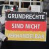 Knapp 30 Corona-Impfgegner haben am Freitagnachmittag an der "Schild-Bürger-Aktion" in Sonthofen teilgenommen. Die Teilnehmer versammelten sich entlang der Freibadstraße. In weißen Anzügen und mit Schildern in der Hand wollten sie darauf aufmerksam machen, dass sie unter anderem gegen die Corona-Impfung, eine Corona-Impfpflicht und Corona-Maßnahmen sind. Waren es im Januar noch knapp 100 Teilnehmer in Immenstadt, sind die Demonstranten mittlerweile auf ca. 30 Teilnehmer geschrumpft.