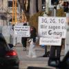Knapp 30 Corona-Impfgegner haben am Freitagnachmittag an der "Schild-Bürger-Aktion" in Sonthofen teilgenommen. Die Teilnehmer versammelten sich entlang der Freibadstraße. In weißen Anzügen und mit Schildern in der Hand wollten sie darauf aufmerksam machen, dass sie unter anderem gegen die Corona-Impfung, eine Corona-Impfpflicht und Corona-Maßnahmen sind. Waren es im Januar noch knapp 100 Teilnehmer in Immenstadt, sind die Demonstranten mittlerweile auf ca. 30 Teilnehmer geschrumpft.