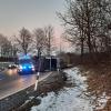 Am Freitagabend ist der Lkw eines 57-Jährigen zwischen Kempten und Buchenberg umgekippt. Nach Angaben der Polizei verlor der Mann in einer scharfen Rechtskurve die Kontrolle über das Fahrzeug und kippte auf die linke Seite. Eine mögliche Unfallursache könnte ein technischer Defekt vom Kipper beziehungsweise ein Bedienungsfehler vom Fahrer sein. Das muss allerdings noch geklärt werden.

Zur Bergung und Abschleppung des Lkws wurde eine Abschleppfirma beauftragt, die mit Kran und weiteren technischen Hilfen vor Ort war. Die Bergung dauerte etwa drei Stunden, wobei die Staatsstraße währenddessen gesperrt wurde. Der Sachschaden am Lkw wird auf etwa 30.000 Euro geschätzt. Verletzt wurde niemand.