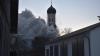 Am Sonntag gegen 17 Uhr geriet ein Einfamilienhaus in Oberostendorf in Vollbrand. Die Bewohner hatten laut Polizei einen lauten Knall aus dem Keller gehört. Als sie nachschauten, war das Untergeschoss bereits stark verraucht. Die Bewohner konnten sich in Sicherheit bringen und alarmierten die Feuerwehr. 
400.000 Euro SachschadenAls die Einsatzkräfte wenig später eintrafen, stand das Haus bereits im Vollbrand. Mit 150 Einsatzkräften von neun Ortsfeuerwehren gelang es schlussendlich, das Feuer zu löschen. Das Haus wurde durch den Brand allerdings stark beschädigt. Nach jetzigem Kenntnisstand wurde bei dem Brand niemand verletzt. Die Bewohner wurden zur Abklärung einer möglichen Rauchgasintoxikation durch die acht Kräfte des Rettungsdienstes in das Krankenhaus gebracht. Der Sachschaden wird auf etwa 400.000 Euro geschätzt.

 Ersten Erkenntnissen zufolge könnte ein technischer Defekt an der Zentralheizung das Feuer verursacht haben. Die ersten Ermittlungen zur Brandursache wurden vor Ort durch den Kriminaldauerdienst Memmingen übernommen.
[video]https://www.youtube.com/watch?v=mr6ZVIMpu6g[/video]