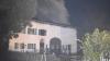 Am Sonntag gegen 17 Uhr geriet ein Einfamilienhaus in Oberostendorf in Vollbrand. Die Bewohner hatten laut Polizei einen lauten Knall aus dem Keller gehört. Als sie nachschauten, war das Untergeschoss bereits stark verraucht. Die Bewohner konnten sich in Sicherheit bringen und alarmierten die Feuerwehr. 
400.000 Euro SachschadenAls die Einsatzkräfte wenig später eintrafen, stand das Haus bereits im Vollbrand. Mit 150 Einsatzkräften von neun Ortsfeuerwehren gelang es schlussendlich, das Feuer zu löschen. Das Haus wurde durch den Brand allerdings stark beschädigt. Nach jetzigem Kenntnisstand wurde bei dem Brand niemand verletzt. Die Bewohner wurden zur Abklärung einer möglichen Rauchgasintoxikation durch die acht Kräfte des Rettungsdienstes in das Krankenhaus gebracht. Der Sachschaden wird auf etwa 400.000 Euro geschätzt.

 Ersten Erkenntnissen zufolge könnte ein technischer Defekt an der Zentralheizung das Feuer verursacht haben. Die ersten Ermittlungen zur Brandursache wurden vor Ort durch den Kriminaldauerdienst Memmingen übernommen.
[video]https://www.youtube.com/watch?v=mr6ZVIMpu6g[/video]