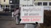 Knapp 30 Corona-Impfgegner haben am Freitagnachmittag an der "Schild-Bürger-Aktion" in Sonthofen teilgenommen. Die Teilnehmer versammelten sich entlang der Freibadstraße. In weißen Anzügen und mit Schildern in der Hand wollten sie darauf aufmerksam machen, dass sie unter anderem gegen die Corona-Impfung, eine Corona-Impfpflicht und Corona-Maßnahmen sind. Waren es im Januar noch knapp 100 Teilnehmer in Immenstadt, sind die Demonstranten mittlerweile auf ca. 30 Teilnehmer geschrumpft.
