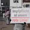 Knapp 30 Corona-Impfgegner haben am Freitagnachmittag an der "Schild-Bürger-Aktion" in Sonthofen teilgenommen. Die Teilnehmer versammelten sich entlang der Freibadstraße. In weißen Anzügen und mit Schildern in der Hand wollten sie darauf aufmerksam machen, dass sie unter anderem gegen die Corona-Impfung, eine Corona-Impfpflicht und Corona-Maßnahmen sind. Waren es im Januar noch knapp 100 Teilnehmer in Immenstadt, sind die Demonstranten mittlerweile auf ca. 30 Teilnehmer geschrumpft.