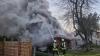 Am Sonntag gegen 17 Uhr geriet ein Einfamilienhaus in Oberostendorf in Vollbrand. Die Bewohner hatten laut Polizei einen lauten Knall aus dem Keller gehört. Als sie nachschauten, war das Untergeschoss bereits stark verraucht. Die Bewohner konnten sich in Sicherheit bringen und alarmierten die Feuerwehr. 
400.000 Euro SachschadenAls die Einsatzkräfte wenig später eintrafen, stand das Haus bereits im Vollbrand. Mit 150 Einsatzkräften von neun Ortsfeuerwehren gelang es schlussendlich, das Feuer zu löschen. Das Haus wurde durch den Brand allerdings stark beschädigt. Nach jetzigem Kenntnisstand wurde bei dem Brand niemand verletzt. Die Bewohner wurden zur Abklärung einer möglichen Rauchgasintoxikation durch die acht Kräfte des Rettungsdienstes in das Krankenhaus gebracht. Der Sachschaden wird auf etwa 400.000 Euro geschätzt.

 Ersten Erkenntnissen zufolge könnte ein technischer Defekt an der Zentralheizung das Feuer verursacht haben. Die ersten Ermittlungen zur Brandursache wurden vor Ort durch den Kriminaldauerdienst Memmingen übernommen.
[video]https://www.youtube.com/watch?v=mr6ZVIMpu6g[/video]