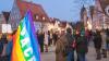 Am Freitagabend versammelten sich zahlreiche Menschen auf dem Schrannenplatz in Memmingen, um angesichts des Ukraine-Kriegs für Frieden zu demonstrieren.