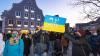 Am Freitagabend versammelten sich zahlreiche Menschen auf dem Schrannenplatz in Memmingen, um angesichts des Ukraine-Kriegs für Frieden zu demonstrieren.