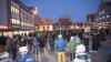 Am Freitagabend versammelten sich zahlreiche Menschen auf dem Schrannenplatz in Memmingen, um angesichts des Ukraine-Kriegs für Frieden zu demonstrieren.