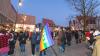 Am Freitagabend versammelten sich zahlreiche Menschen auf dem Schrannenplatz in Memmingen, um angesichts des Ukraine-Kriegs für Frieden zu demonstrieren.