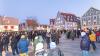 Am Freitagabend versammelten sich zahlreiche Menschen auf dem Schrannenplatz in Memmingen, um angesichts des Ukraine-Kriegs für Frieden zu demonstrieren.