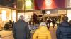 Am Freitagabend versammelten sich zahlreiche Menschen auf dem Schrannenplatz in Memmingen, um angesichts des Ukraine-Kriegs für Frieden zu demonstrieren.