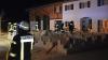 Am Freitagabend geriet ein Mehrfamilienhaus in Ebenhofen in Brand. Nach Angaben der Polizei bemerkte ein Bewohner Brandgeruch aus einer Wohnung im ersten Stock und alarmierte die Feuerwehr. Alle Bewohner konnten das Haus verlassen. Zwei Erwachsene und vier Kinder aus der vom Brand betroffenen Wohnung wurden vom Rettungsdienst wegen des Verdachts einer Rauchgasvergiftung zur Untersuchung ins Klinikum Kaufbeuren gebracht.

Die Feuerwehr brachte den Brand schnell unter Kontrolle und konnte ein Übergreifen des Feuers auf die anderen Wohnungen verhindern. Die vom Brand betroffene Wohnung ist momentan nicht bewohnbar, die Bewohner sind vorläufig bei Verwandten untergekommen. Der Sachschaden wird auf 40.000 Euro geschätzt. Die Polizei Marktoberdorf hat die Ermittlungen zur Brandursache übernommen. Am Brandort waren insgesamt 50 Einsatzkräfte der freiwilligen Feuerwehren Ebenhofen, Altdorf und Biessenhofen sowie drei Rettungswagenbesatzungen.