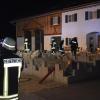 Am Freitagabend geriet ein Mehrfamilienhaus in Ebenhofen in Brand. Nach Angaben der Polizei bemerkte ein Bewohner Brandgeruch aus einer Wohnung im ersten Stock und alarmierte die Feuerwehr. Alle Bewohner konnten das Haus verlassen. Zwei Erwachsene und vier Kinder aus der vom Brand betroffenen Wohnung wurden vom Rettungsdienst wegen des Verdachts einer Rauchgasvergiftung zur Untersuchung ins Klinikum Kaufbeuren gebracht.

Die Feuerwehr brachte den Brand schnell unter Kontrolle und konnte ein Übergreifen des Feuers auf die anderen Wohnungen verhindern. Die vom Brand betroffene Wohnung ist momentan nicht bewohnbar, die Bewohner sind vorläufig bei Verwandten untergekommen. Der Sachschaden wird auf 40.000 Euro geschätzt. Die Polizei Marktoberdorf hat die Ermittlungen zur Brandursache übernommen. Am Brandort waren insgesamt 50 Einsatzkräfte der freiwilligen Feuerwehren Ebenhofen, Altdorf und Biessenhofen sowie drei Rettungswagenbesatzungen.