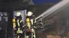 Am Sonntag gegen 17 Uhr geriet ein Einfamilienhaus in Oberostendorf in Vollbrand. Die Bewohner hatten laut Polizei einen lauten Knall aus dem Keller gehört. Als sie nachschauten, war das Untergeschoss bereits stark verraucht. Die Bewohner konnten sich in Sicherheit bringen und alarmierten die Feuerwehr. 
400.000 Euro SachschadenAls die Einsatzkräfte wenig später eintrafen, stand das Haus bereits im Vollbrand. Mit 150 Einsatzkräften von neun Ortsfeuerwehren gelang es schlussendlich, das Feuer zu löschen. Das Haus wurde durch den Brand allerdings stark beschädigt. Nach jetzigem Kenntnisstand wurde bei dem Brand niemand verletzt. Die Bewohner wurden zur Abklärung einer möglichen Rauchgasintoxikation durch die acht Kräfte des Rettungsdienstes in das Krankenhaus gebracht. Der Sachschaden wird auf etwa 400.000 Euro geschätzt.

 Ersten Erkenntnissen zufolge könnte ein technischer Defekt an der Zentralheizung das Feuer verursacht haben. Die ersten Ermittlungen zur Brandursache wurden vor Ort durch den Kriminaldauerdienst Memmingen übernommen.
[video]https://www.youtube.com/watch?v=mr6ZVIMpu6g[/video]