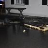 Am Freitagabend geriet ein Mehrfamilienhaus in Ebenhofen in Brand. Nach Angaben der Polizei bemerkte ein Bewohner Brandgeruch aus einer Wohnung im ersten Stock und alarmierte die Feuerwehr. Alle Bewohner konnten das Haus verlassen. Zwei Erwachsene und vier Kinder aus der vom Brand betroffenen Wohnung wurden vom Rettungsdienst wegen des Verdachts einer Rauchgasvergiftung zur Untersuchung ins Klinikum Kaufbeuren gebracht.

Die Feuerwehr brachte den Brand schnell unter Kontrolle und konnte ein Übergreifen des Feuers auf die anderen Wohnungen verhindern. Die vom Brand betroffene Wohnung ist momentan nicht bewohnbar, die Bewohner sind vorläufig bei Verwandten untergekommen. Der Sachschaden wird auf 40.000 Euro geschätzt. Die Polizei Marktoberdorf hat die Ermittlungen zur Brandursache übernommen. Am Brandort waren insgesamt 50 Einsatzkräfte der freiwilligen Feuerwehren Ebenhofen, Altdorf und Biessenhofen sowie drei Rettungswagenbesatzungen.