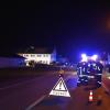 Am Freitagabend geriet ein Mehrfamilienhaus in Ebenhofen in Brand. Nach Angaben der Polizei bemerkte ein Bewohner Brandgeruch aus einer Wohnung im ersten Stock und alarmierte die Feuerwehr. Alle Bewohner konnten das Haus verlassen. Zwei Erwachsene und vier Kinder aus der vom Brand betroffenen Wohnung wurden vom Rettungsdienst wegen des Verdachts einer Rauchgasvergiftung zur Untersuchung ins Klinikum Kaufbeuren gebracht.

Die Feuerwehr brachte den Brand schnell unter Kontrolle und konnte ein Übergreifen des Feuers auf die anderen Wohnungen verhindern. Die vom Brand betroffene Wohnung ist momentan nicht bewohnbar, die Bewohner sind vorläufig bei Verwandten untergekommen. Der Sachschaden wird auf 40.000 Euro geschätzt. Die Polizei Marktoberdorf hat die Ermittlungen zur Brandursache übernommen. Am Brandort waren insgesamt 50 Einsatzkräfte der freiwilligen Feuerwehren Ebenhofen, Altdorf und Biessenhofen sowie drei Rettungswagenbesatzungen.