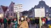 Am Freitagabend versammelten sich zahlreiche Menschen auf dem Schrannenplatz in Memmingen, um angesichts des Ukraine-Kriegs für Frieden zu demonstrieren.