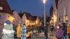 Am Freitagabend versammelten sich zahlreiche Menschen auf dem Schrannenplatz in Memmingen, um angesichts des Ukraine-Kriegs für Frieden zu demonstrieren.