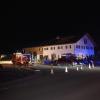 Am Freitagabend geriet ein Mehrfamilienhaus in Ebenhofen in Brand. Nach Angaben der Polizei bemerkte ein Bewohner Brandgeruch aus einer Wohnung im ersten Stock und alarmierte die Feuerwehr. Alle Bewohner konnten das Haus verlassen. Zwei Erwachsene und vier Kinder aus der vom Brand betroffenen Wohnung wurden vom Rettungsdienst wegen des Verdachts einer Rauchgasvergiftung zur Untersuchung ins Klinikum Kaufbeuren gebracht.

Die Feuerwehr brachte den Brand schnell unter Kontrolle und konnte ein Übergreifen des Feuers auf die anderen Wohnungen verhindern. Die vom Brand betroffene Wohnung ist momentan nicht bewohnbar, die Bewohner sind vorläufig bei Verwandten untergekommen. Der Sachschaden wird auf 40.000 Euro geschätzt. Die Polizei Marktoberdorf hat die Ermittlungen zur Brandursache übernommen. Am Brandort waren insgesamt 50 Einsatzkräfte der freiwilligen Feuerwehren Ebenhofen, Altdorf und Biessenhofen sowie drei Rettungswagenbesatzungen.