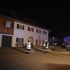 Am Freitagabend geriet ein Mehrfamilienhaus in Ebenhofen in Brand. Nach Angaben der Polizei bemerkte ein Bewohner Brandgeruch aus einer Wohnung im ersten Stock und alarmierte die Feuerwehr. Alle Bewohner konnten das Haus verlassen. Zwei Erwachsene und vier Kinder aus der vom Brand betroffenen Wohnung wurden vom Rettungsdienst wegen des Verdachts einer Rauchgasvergiftung zur Untersuchung ins Klinikum Kaufbeuren gebracht.

Die Feuerwehr brachte den Brand schnell unter Kontrolle und konnte ein Übergreifen des Feuers auf die anderen Wohnungen verhindern. Die vom Brand betroffene Wohnung ist momentan nicht bewohnbar, die Bewohner sind vorläufig bei Verwandten untergekommen. Der Sachschaden wird auf 40.000 Euro geschätzt. Die Polizei Marktoberdorf hat die Ermittlungen zur Brandursache übernommen. Am Brandort waren insgesamt 50 Einsatzkräfte der freiwilligen Feuerwehren Ebenhofen, Altdorf und Biessenhofen sowie drei Rettungswagenbesatzungen.