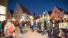 Am Freitagabend versammelten sich zahlreiche Menschen auf dem Schrannenplatz in Memmingen, um angesichts des Ukraine-Kriegs für Frieden zu demonstrieren.