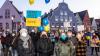Am Freitagabend versammelten sich zahlreiche Menschen auf dem Schrannenplatz in Memmingen, um angesichts des Ukraine-Kriegs für Frieden zu demonstrieren.