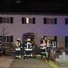 Am Freitagabend geriet ein Mehrfamilienhaus in Ebenhofen in Brand. Nach Angaben der Polizei bemerkte ein Bewohner Brandgeruch aus einer Wohnung im ersten Stock und alarmierte die Feuerwehr. Alle Bewohner konnten das Haus verlassen. Zwei Erwachsene und vier Kinder aus der vom Brand betroffenen Wohnung wurden vom Rettungsdienst wegen des Verdachts einer Rauchgasvergiftung zur Untersuchung ins Klinikum Kaufbeuren gebracht.

Die Feuerwehr brachte den Brand schnell unter Kontrolle und konnte ein Übergreifen des Feuers auf die anderen Wohnungen verhindern. Die vom Brand betroffene Wohnung ist momentan nicht bewohnbar, die Bewohner sind vorläufig bei Verwandten untergekommen. Der Sachschaden wird auf 40.000 Euro geschätzt. Die Polizei Marktoberdorf hat die Ermittlungen zur Brandursache übernommen. Am Brandort waren insgesamt 50 Einsatzkräfte der freiwilligen Feuerwehren Ebenhofen, Altdorf und Biessenhofen sowie drei Rettungswagenbesatzungen.