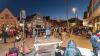 Am Freitagabend versammelten sich zahlreiche Menschen auf dem Schrannenplatz in Memmingen, um angesichts des Ukraine-Kriegs für Frieden zu demonstrieren.