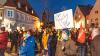 Am Freitagabend versammelten sich zahlreiche Menschen auf dem Schrannenplatz in Memmingen, um angesichts des Ukraine-Kriegs für Frieden zu demonstrieren.